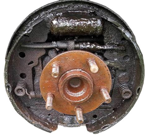 Leaking Brake Wheel Cylinder: Signs and Fixes